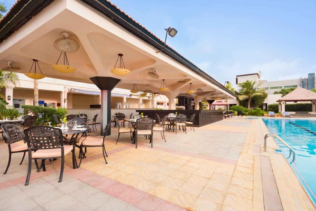 Ramada Plaza By Wyndham Karachi Airport Hotel Exterior foto The swimming pool at the hotel