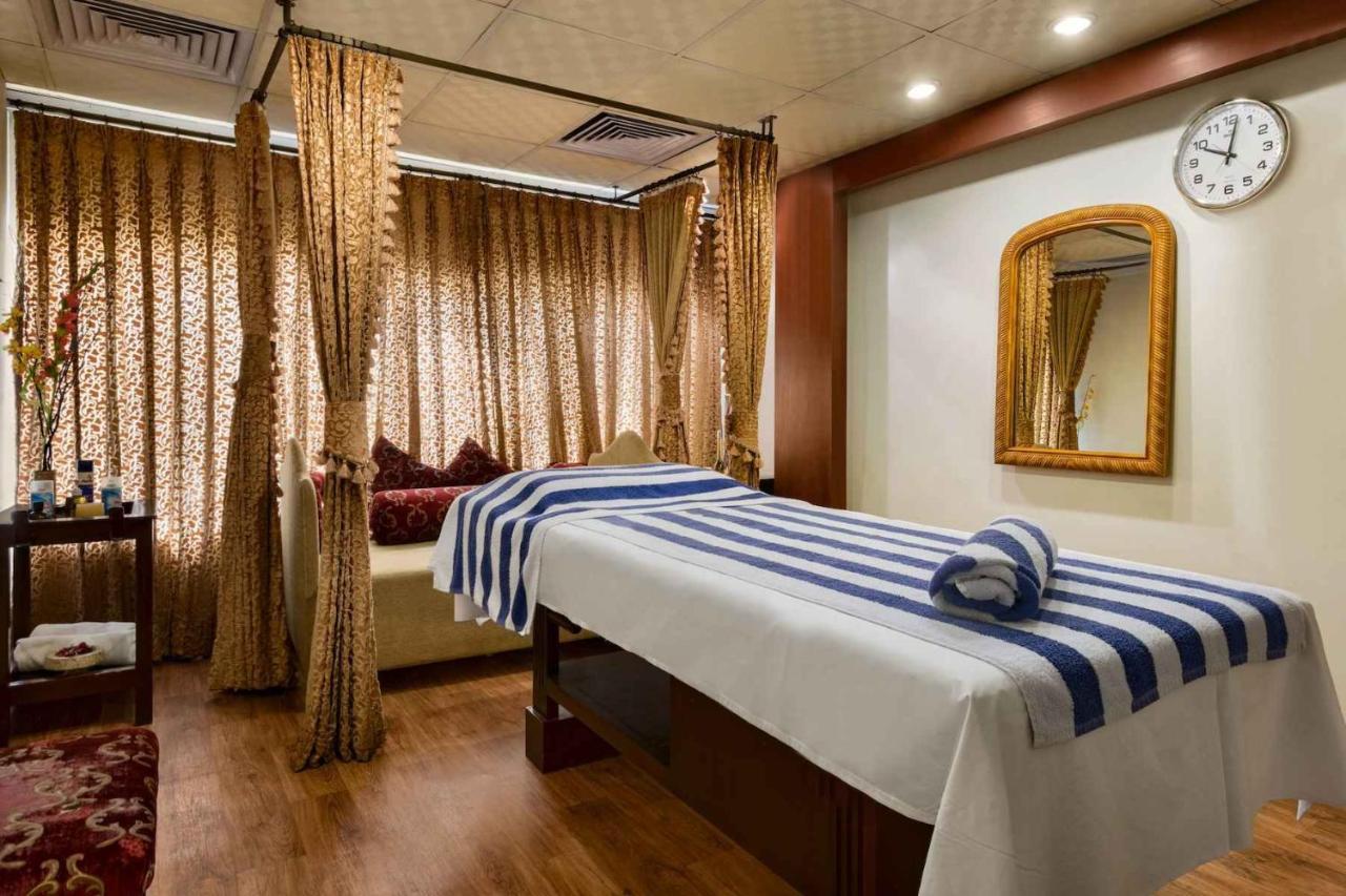 Ramada Plaza By Wyndham Karachi Airport Hotel Exterior foto A massage bed