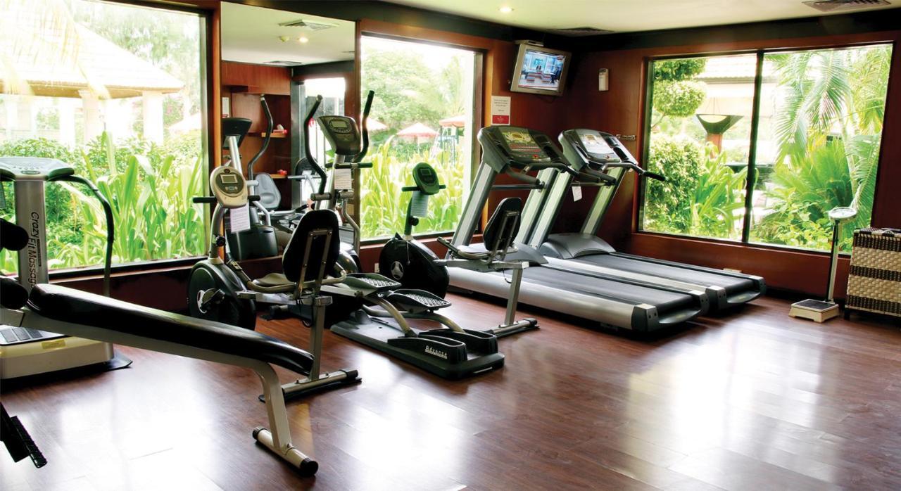 Ramada Plaza By Wyndham Karachi Airport Hotel Exterior foto A gym at a hotel